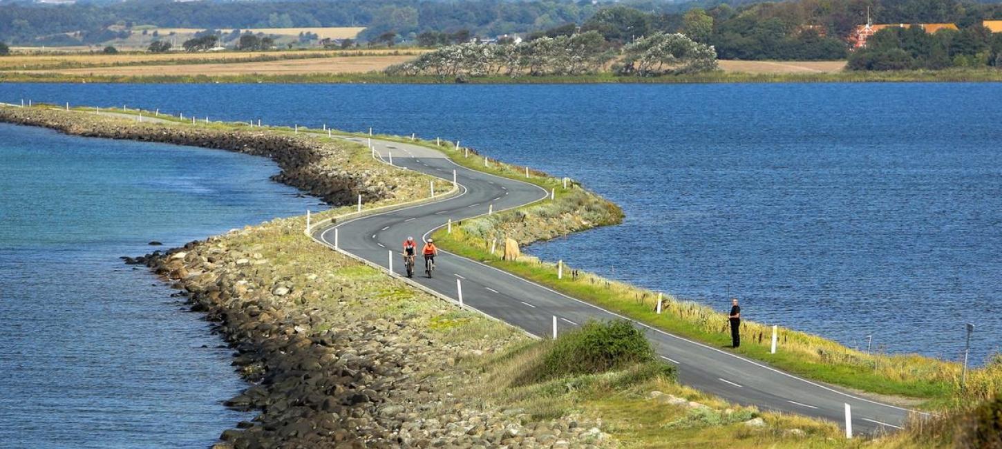 cyklende over dæmning til Helnæs