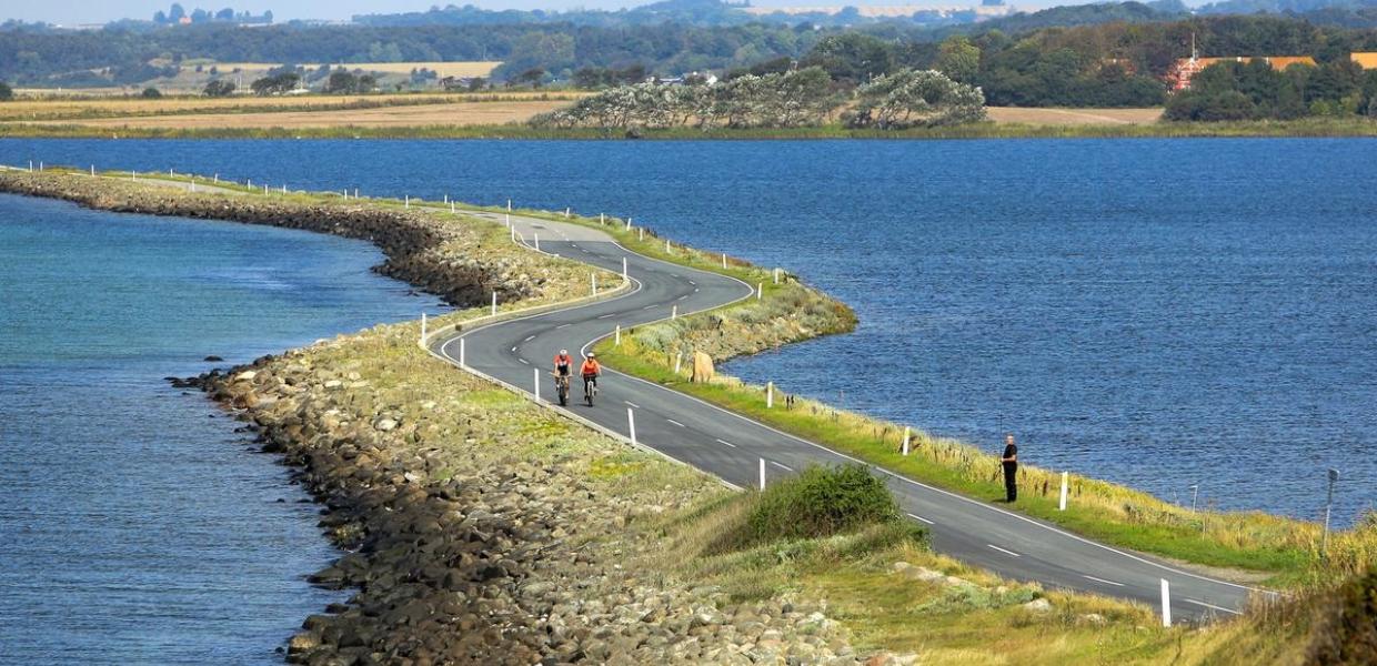 cyklende over dæmning til Helnæs