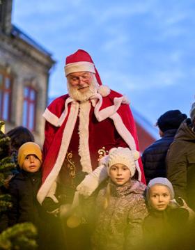Jul i Assens Købstad - Juletræstænding med julemanden og børn