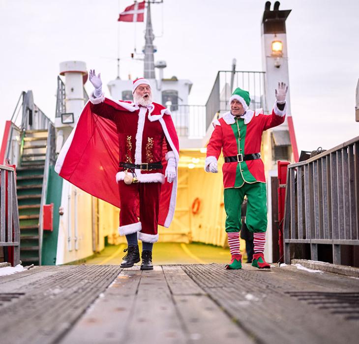 Jul i Assens Købstad - Julemanden og alfen kommer ind med færgen